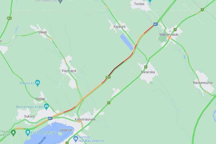 Javítják a szalagkorlátot, ezért torlódik az M7-es Velencénél