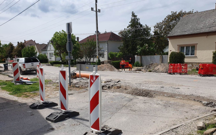 Csütörtök estig lezárva marad a Zámoly utca Zámoly köz és Fecskepart utca közötti szakasza