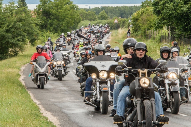 Kétkerekű fenevadak száguldanak Alsóörs felé