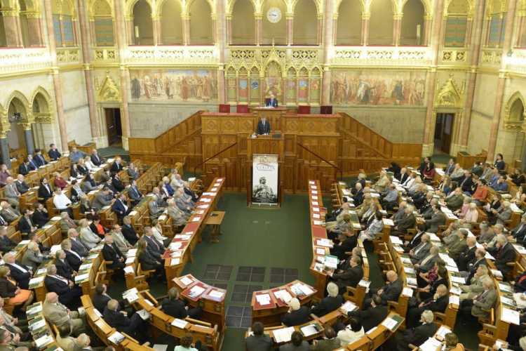 Háromnapos ülést tart a parlament 