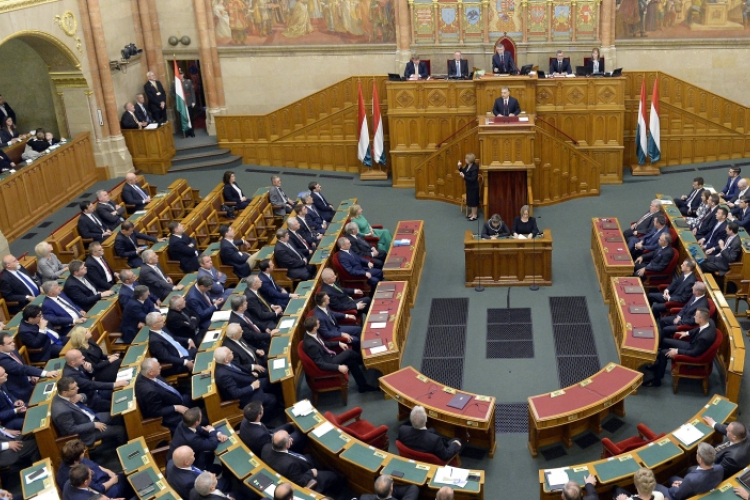 Két képviselő mentelmi ügyéről dönt a parlament