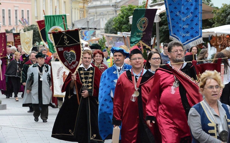 Országos borrendi találkozó és konferencia lesz fehérváron szent istván ünnepén