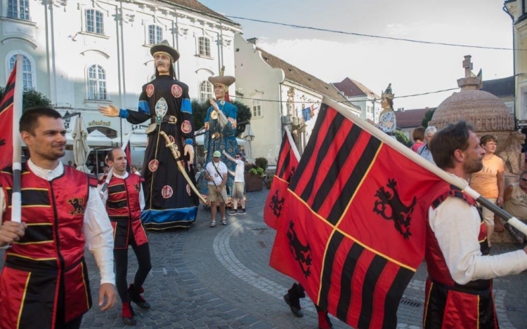 Szombaton este hatkor is láthatjuk az óriásbábokat a Belvárosban