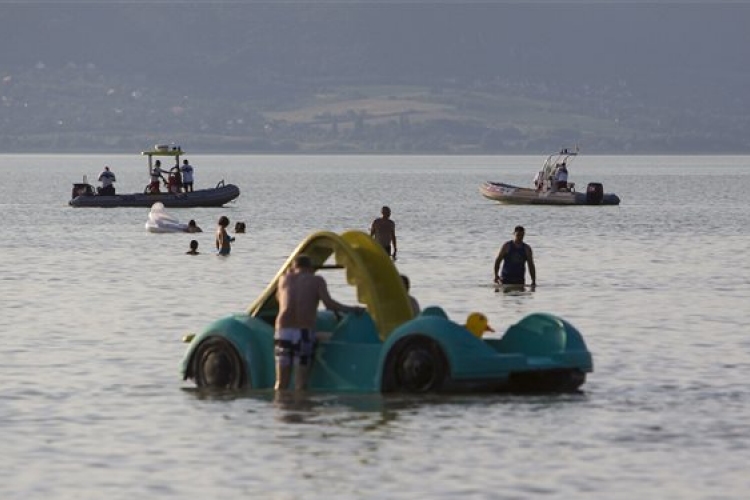 Világháborús gránátot találtak a Balatonban, elszállították a tűzszerészek