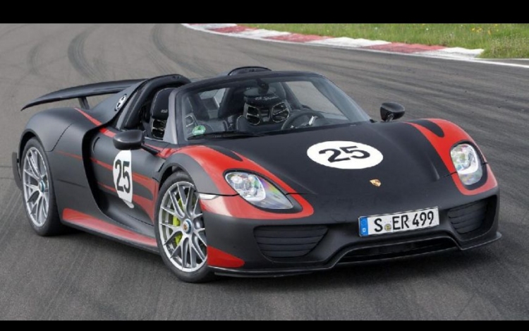 Versenypályán a 806 lóerős Porsche 918 Spyder