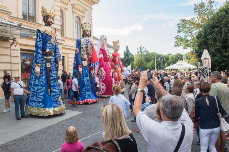 Ismét felvonulnak az óriásbábok és a hagyományőrzők a Belvárosban